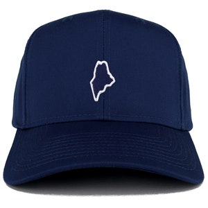 Può includere: Un berretto da baseball blu navy con un contorno bianco dello stato del Maine.