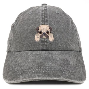 Puede incluir: Una gorra de béisbol de denim gris con una imagen bordada de un perro pug asomándose por detrás del ala.