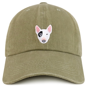Puede incluir: Una gorra de béisbol verde con un bull terrier blanco bordado con un parche negro en el ojo. El bull terrier está guiñando un ojo.