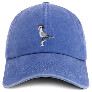 Puede incluir: Gorra de béisbol azul con visera curva. La gorra presenta un bordado de un ave secretaria en gris, blanco y negro, con una marca roja en la cabeza. Fabricada en tejido suave y texturizado.