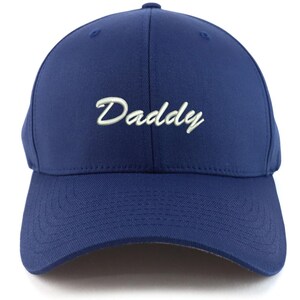 Puede incluir: Gorra de béisbol azul marino con la palabra "Daddy" bordada en blanco en la parte delantera. La gorra tiene una visera curva y una corona estructurada, adecuada para uso casual.