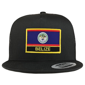 Può includere: Un cappello da camionista nero con rete sul retro. Il cappello presenta una toppa con la bandiera del Belize e la parola "BELIZE" in lettere gialle.