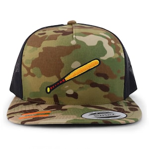 Può includere: Cappellino da baseball mimetico nei toni del verde, marrone e beige. Sul davanti è ricamato un pipistrello da baseball giallo e rosso. Il retro è in rete nera. La visiera è curva.
