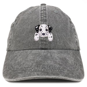 Puede incluir: Una gorra de béisbol de algodón gris lavado con un rostro de dálmata blanco y negro bordado.