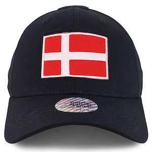 Könnte beinhalten: Eine schwarze Baseballkappe mit einem roten und weißen dänischen Flaggen-Patch auf der Vorderseite. Die Kappe hat einen gebogenen Schirm und einen weißen Aufkleber auf der Rückseite, auf dem "trendy apparel shop" steht.