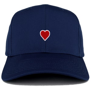 Könnte beinhalten: Eine marineblaue Baseballkappe mit einem roten Herz, das auf der Vorderseite gestickt ist.