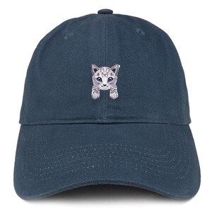 以下が含まれることがあります： 青い野球帽に、グレーと白の猫の刺繍が施されています。猫は青い目をしています。カメラを見て、前足を上げています。