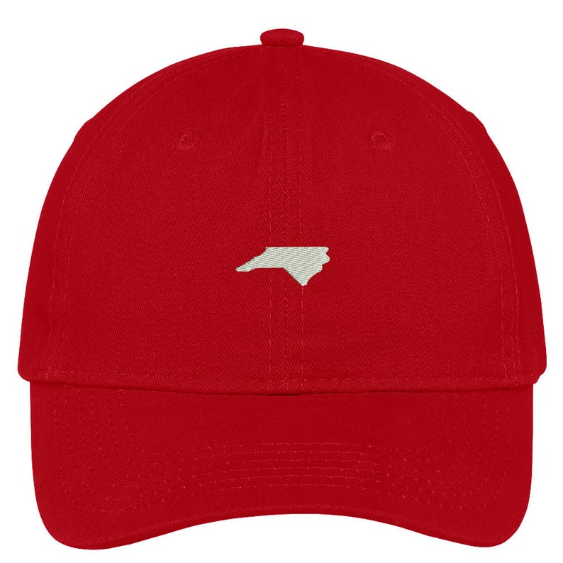 Puede incluir: Gorra de b&eacute;isbol roja con un contorno bordado blanco del estado de Carolina del Norte.