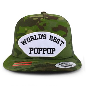 Puede incluir: Una gorra de camionero de camuflaje verde con un parche blanco que dice "World's Best Poppop".