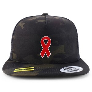 Peut inclure: Casquette snapback camouflage noire avec un ruban rouge. Le chapeau a un dos en filet et une visière plate. Fermeture snapback pour un ajustement réglable.