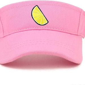 Może przedstawiać: Różowy daszek z haftowanym żółtym cytryną z przodu.