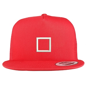 Könnte beinhalten: Eine rote und schwarze Trucker-Kappe mit einem weißen Quadrat, das auf der Vorderseite gestickt ist. Die Kappe hat ein schwarzes Netzrücken und einen schwarzen verstellbaren Riemen.