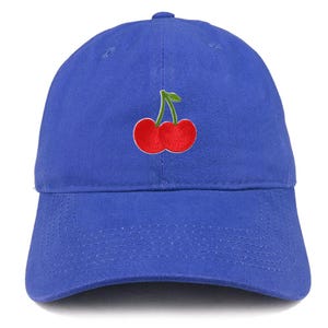 Puede incluir: Gorra de béisbol azul con visera curva. La gorra presenta un diseño bordado de dos cerezas rojas con un tallo verde. El sombrero está hecho de una tela suave y tiene un estilo clásico e informal.