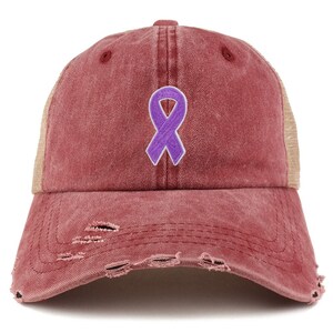 Puede incluir: Gorra de béisbol burdeos desgastada con un emblema de lazo morado. La gorra presenta una parte trasera de malla y una visera precurvada con detalles desgastados. La cinta morada está bordada en la parte delantera.