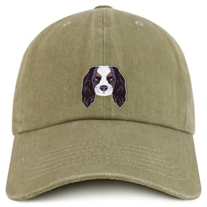 Puede incluir: Una gorra de béisbol verde con una imagen bordada de un perro Cavalier King Charles Spaniel.
