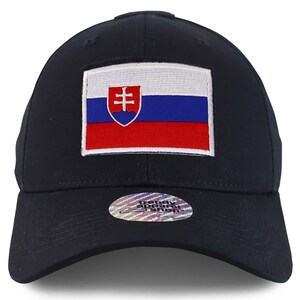 Pode incluir: Um boné de beisebol azul marinho com um remendo bordado da bandeira eslovaca. O remendo apresenta o brasão de armas eslovaco e as cores vermelho, branco e azul. O boné tem uma aba curva e um adesivo branco com o texto "trendy apparel shop".