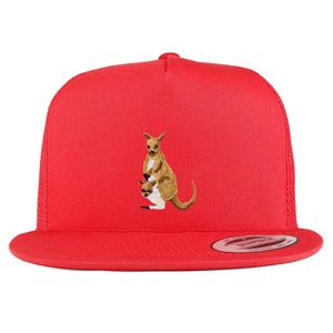 Puede incluir: Gorra de camionero roja con un canguro bordado marrón con un joey en su bolsa.