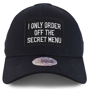 以下が含まれることがあります： 黒いベースボールキャップに、「シークレットメニューしか注文しない」と白で刺繍されたパッチが付いている。