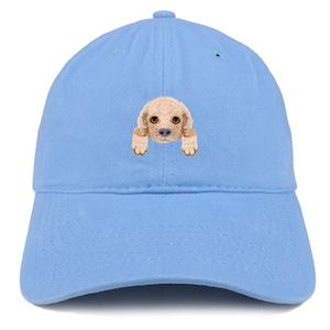 Puede incluir: Gorra de béisbol azul claro con una imagen bordada de la cara de un cachorro de color canela. El cachorro tiene ojos y patas marrones. La gorra tiene una visera curva y una correa ajustable en la parte posterior.