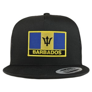 Könnte beinhalten: Schwarze Trucker-Kappe mit einem gestickten gelben und blauen Aufnäher der Flagge von Barbados. Der Aufnäher trägt die Aufschrift "Barbados" in Gelb.