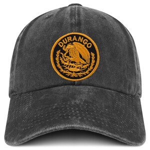 Könnte beinhalten: Eine schwarze Baseballkappe aus Denim mit einem goldenen gestickten Aufnäher mit dem Wort "DURANGO" und einem Adlermotiv.