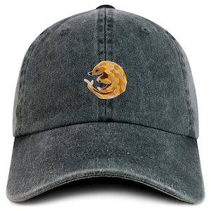Puede incluir: Gorra de béisbol gris oscuro con visera curva. La gorra presenta un diseño de pangolín bordado en tonos amarillos, marrones y grises. El sombrero está hecho de una tela suave y lavada.