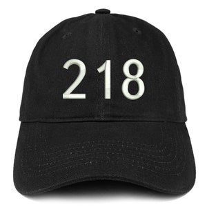Könnte beinhalten: Eine schwarze Baseballkappe mit der Nummer 218 in weiß auf der Vorderseite gestickt.