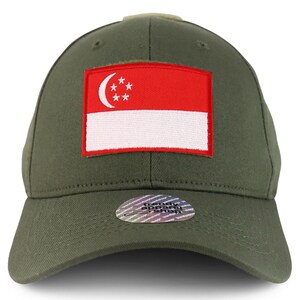 Puede incluir: Una gorra de béisbol verde con un parche de la bandera de Singapur roja y blanca en la parte delantera. La gorra tiene una visera curvada y una correa ajustable blanca en la parte posterior.