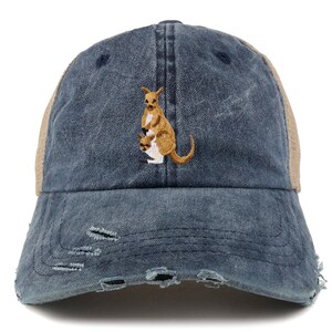 Puede incluir: Una gorra de béisbol desgastada azul y marrón con una imagen bordada de un canguro que lleva una cría en su bolsa.