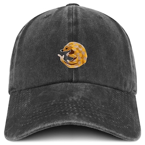 Puede incluir: Una gorra de béisbol de denim negro con un diseño de pangolín bordado en amarillo y marrón.