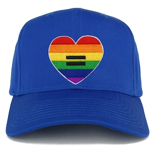 Könnte beinhalten: Königsblaue Baseballkappe mit einem gestickten Regenbogenherz und einem Gleichheitszeichen. Das Herzdesign umfasst rote, orange, gelbe, grüne, blaue und violette Streifen. Die Kappe hat einen gebogenen Schirm und eine strukturierte Krone.