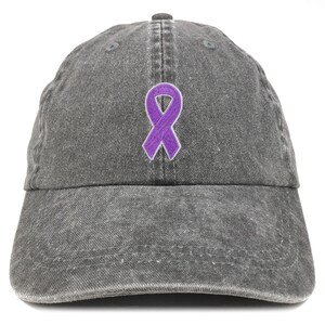 Puede incluir: Una gorra de béisbol de denim negro con una cinta morada bordada en la parte delantera. La cinta es un símbolo de concienciación para diversas causas.