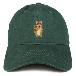 Op de afbeelding: Een groene baseballcap met een geborduurde wasbeer die een rood hart vasthoudt. De wasbeer is bruin met een witte buik en een zwarte neus.