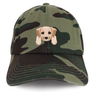 Peut inclure: Une casquette de baseball camouflage avec une image brodée d'un chiot brun clair.