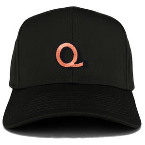 Gorra de béisbol estructurada con parche Q del alfabeto de Stitchfy (SF-AP0104-27-079)