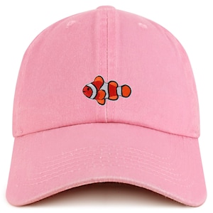 Puede incluir: Gorra de béisbol rosa con un diseño de pez payaso naranja y blanco bordado.