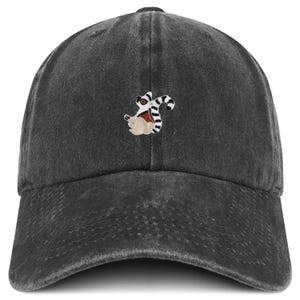 Könnte beinhalten: Dunkelgraue Baseballkappe mit gebogenem Schirm. Auf der Kappe befindet sich ein kleines, gesticktes Lemuren-Design auf der Vorderseite, das einen schwarz-weiß gestreiften Schwanz, einen beigefarbenen Körper und große Augen zeigt. Die Kappe ist aus weichem, strukturiertem Stoff.