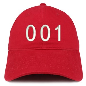 Könnte beinhalten: Rote Baseballkappe mit weiß gesticktem Text "001" auf der Vorderseite.