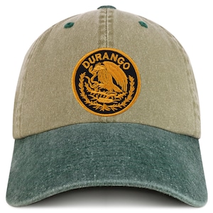 Könnte beinhalten: Zweifarbige Baseballkappe mit gebogenem Schirm. Die Oberseite der Kappe ist beige und der Schirm ist dunkelgrün. Ein kreisförmiger Aufnäher auf der Vorderseite zeigt das Wort "Durango" und ein Adleremblem.