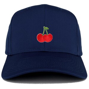 Puede incluir: Gorra de béisbol azul marino con un diseño de cereza roja bordada. La gorra tiene una visera curva y un ajuste estructurado. El diseño de la cereza incluye hojas y tallos verdes, contrastando con el fondo azul oscuro. Un accesorio de moda.