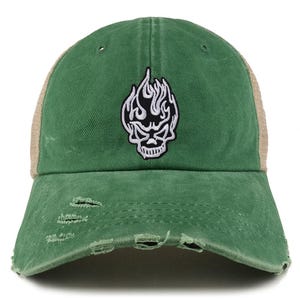 Puede incluir: Gorra de béisbol verde desgastada con parte trasera de malla. La parte delantera de la gorra presenta un cráneo blanco bordado con llamas. La gorra tiene una visera precurvada y un aspecto vintage desgastado.