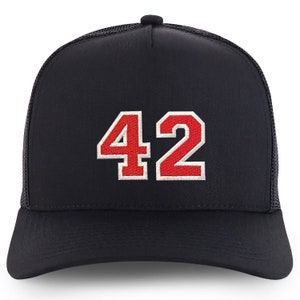 Puede incluir: Gorra de camionero negra con el número 42 bordado en rojo y blanco.