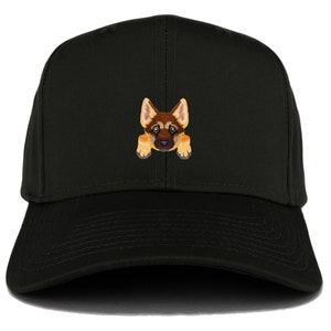 Puede incluir: Una gorra de béisbol negra con una imagen bordada de un cachorro de pastor alemán asomándose por detrás del ala.