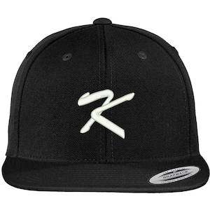 Stitchfy Carta K Pincelado Script Bordado Flat Bill Snapback Gorra de Béisbol