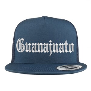 Stitchfy Oud-Engels Guanajuato Wit Geborduurde 5 Panel Flatbill Trucker Mesh Cap (SF-TXT2661-W-FLX-6006)
