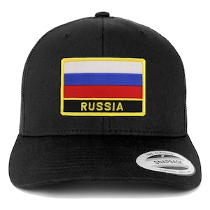 Puede incluir: Gorra de camionero negra con un parche de la bandera rusa amarilla, blanca, azul y roja con la palabra "RUSSIA" en letras amarillas.