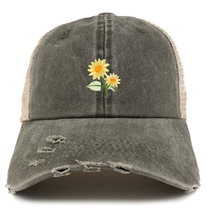 以下が含まれることがあります： ベージュのメッシュバックと湾曲したつばが付いた、使い古したオリーブグリーンのトラッカーハット。帽子には、緑の葉が付いた2つの黄色のヒマワリの刺繍デザインが施されています。帽子は使い古したヴィンテージルックです。