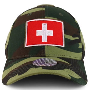 Può includere: Un cappello da baseball mimetico con una toppa della bandiera svizzera rossa e bianca sul davanti. Il cappello ha una visiera curva e una parte posteriore in rete.