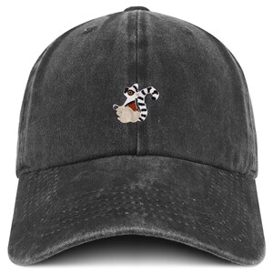 Könnte beinhalten: Eine schwarze, abgenutzte Baseballkappe aus Denim mit einem gestickten Bild eines Lemurs.