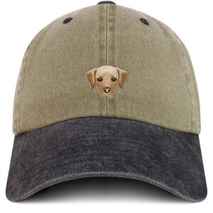 Peut inclure: Une casquette de baseball verte et noire avec un visage de chien brun brodé sur le devant.